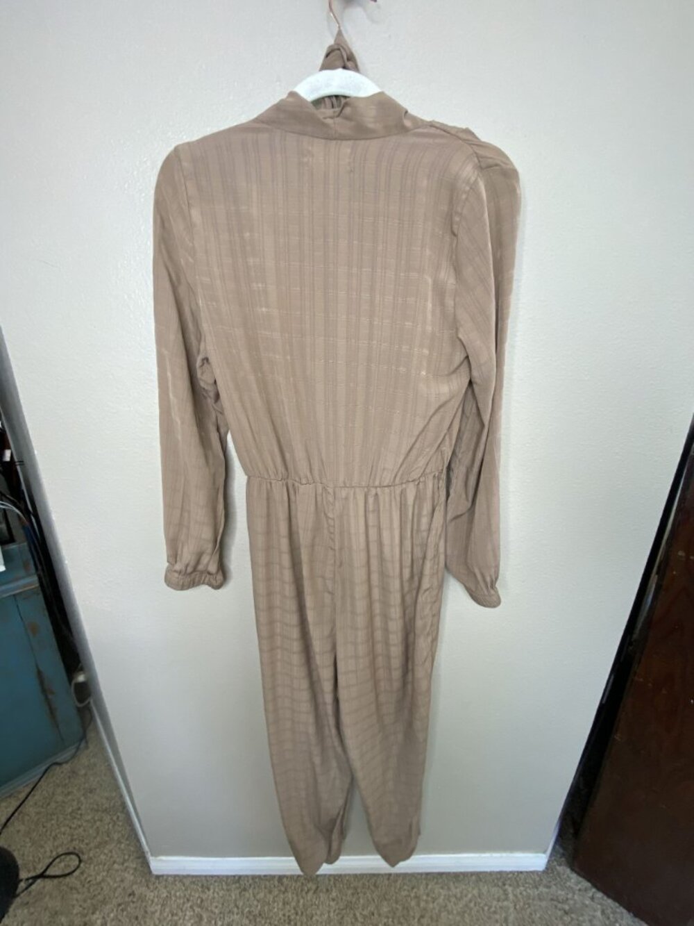 Carly Jean Los Angeles Beige Long Sleeve Jumpsuit L Lightweight Rayon Blend - Picture 3 of 9